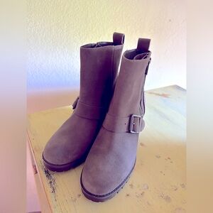 UGG fern suede boots 
Worn once